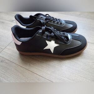Jessica Carlyle Black and White Star Sneakers Size 7 New With Box